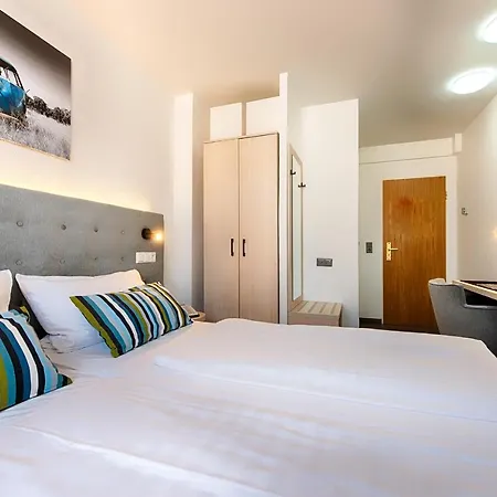 Hotell Home Hotel 3*
